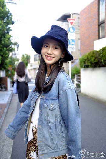 黃曉明宣布妻子懷孕 學(xué)baby越孕越美